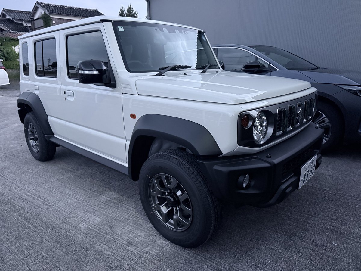 jarakoro's tweet photo. 【ニューレンタカー登場！】
赤碕ダイハツに新しいレンタカーが入りました！今話題のジムニーノマドです。
レンタカーとして借りられるのは鳥取県内でおそらく弊社だけ。
是非乗ってみてください！！６時間5,500円。【予約】0858-55-0016
#ジムニーノマド
#レンタカー https://t.co/WLNPybYpoV