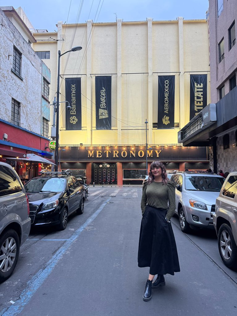 Sam_Sunshinee's tweet photo. HISTÓRICO!!!!

Ayer después de ver a Metronomy, los encontramos en las alitas de enfrente del metropolitan cuando todos se habían ido!!!! 

Ayer Diosito tuvo a sus preferidos! ✨

@metronomy https://t.co/rUQNcKrfWQ