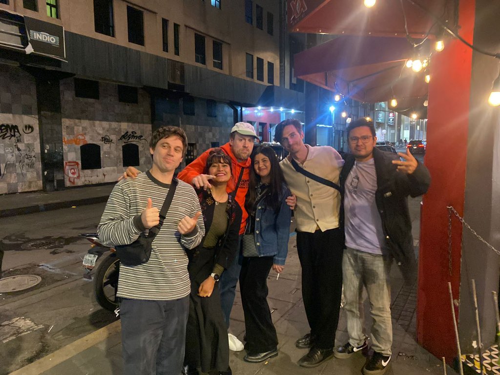 Sam_Sunshinee's tweet photo. HISTÓRICO!!!!

Ayer después de ver a Metronomy, los encontramos en las alitas de enfrente del metropolitan cuando todos se habían ido!!!! 

Ayer Diosito tuvo a sus preferidos! ✨

@metronomy https://t.co/rUQNcKrfWQ