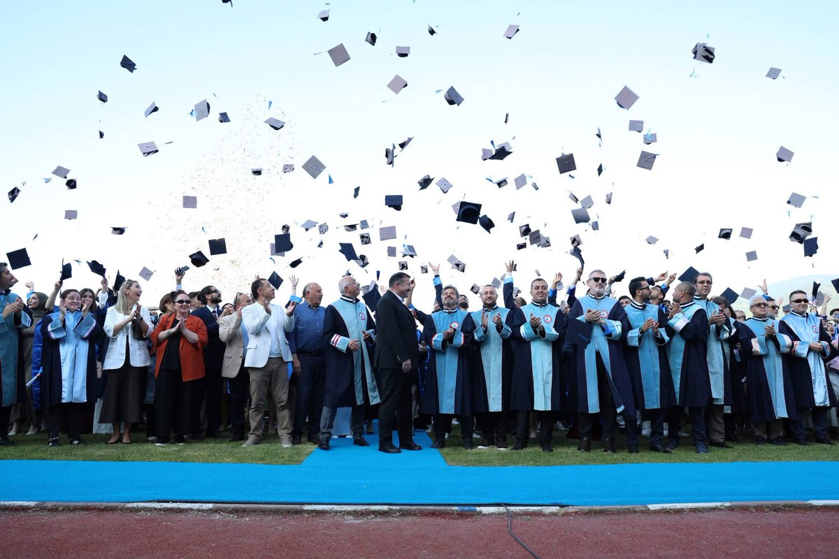 akgencdevrek67's tweet photo. AK Parti Devrek Gençlik Kolları Başkanımız Anıl Taha Sıvacı ve Yönetim Kurulu üyelerimiz ile birlikte, Zonguldak Bülent Ecevit Üniversitesi Meslek Yüksekokulları 2025-2026 Eğitim-Öğretim Yılı Mezuniyet Töreni’ne katılım sağladık.
@OMERFARUKDEMREL 
@ozfeyyaz 
@AnlSvc https://t.co/WFkMp0luRi