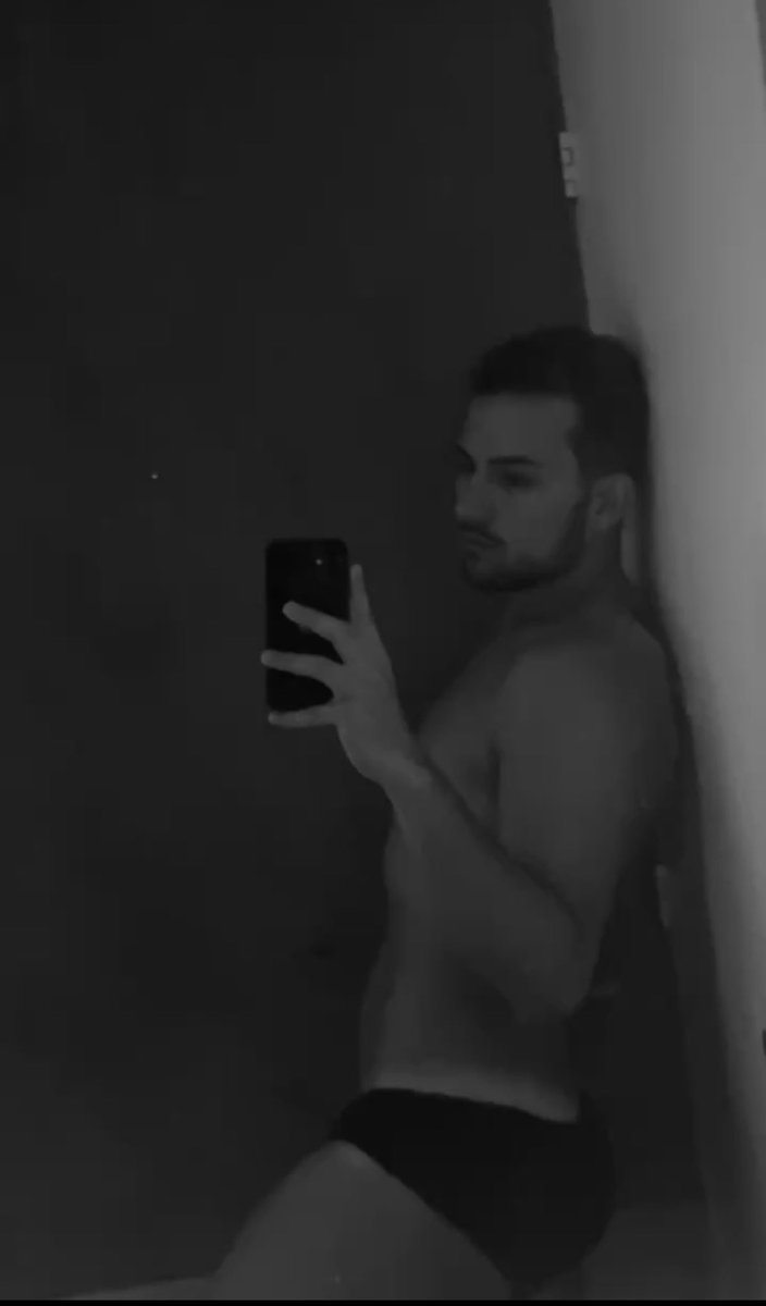 DoutoraS2's tweet photo. Entre sombras e luzes, sigo construindo minha melhor versão. 🖤 https://t.co/EF3dNS3RsA