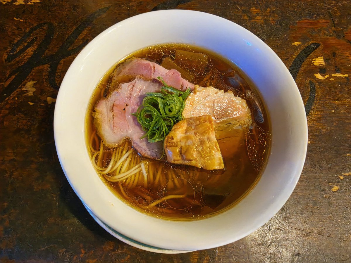 shinobi5256's tweet photo. #麺屋ソミーズ @福知山
「地鶏醤油ラーメン」
「お肉ちょい増し」
もう見た目から美味い決定
濃厚な旨みから香り立つ生揚げに麺は��ルユタカと全てが主役
彩り豊かなチャーシューはやっぱり増してしまうわ
温度変化によるスープの味わい堪能出来た
圧巻の1杯 https://t.co/hjtR3OG0S4