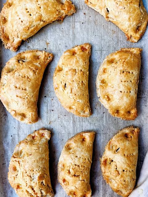 ele_akor's tweet photo. Do you all know Ghanaian meatpie is wayyyyy different from Nigerian meattoie and all the other meat pies there is

I just watched a video and I am wowed https://t.co/eUDQdVpccT