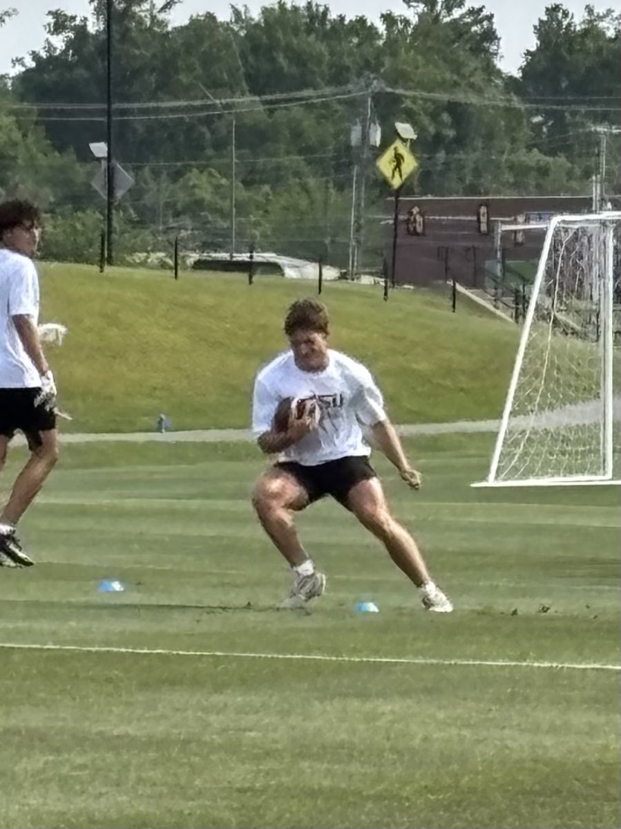 VinceBryant_21's tweet photo. Enjoyed a great day of football @ETSUFootball camp. Thank you @CoachPCovington @CoachKerryon and @Coach_heals for the learning experience and talking with me. https://t.co/JyyiqAsqMA