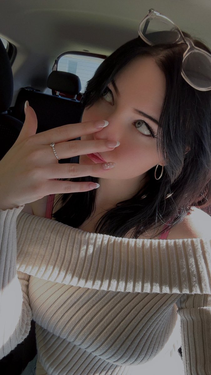 theexpiredbread's tweet photo. fresh nails 💅 https://t.co/eVcGA9XA2l