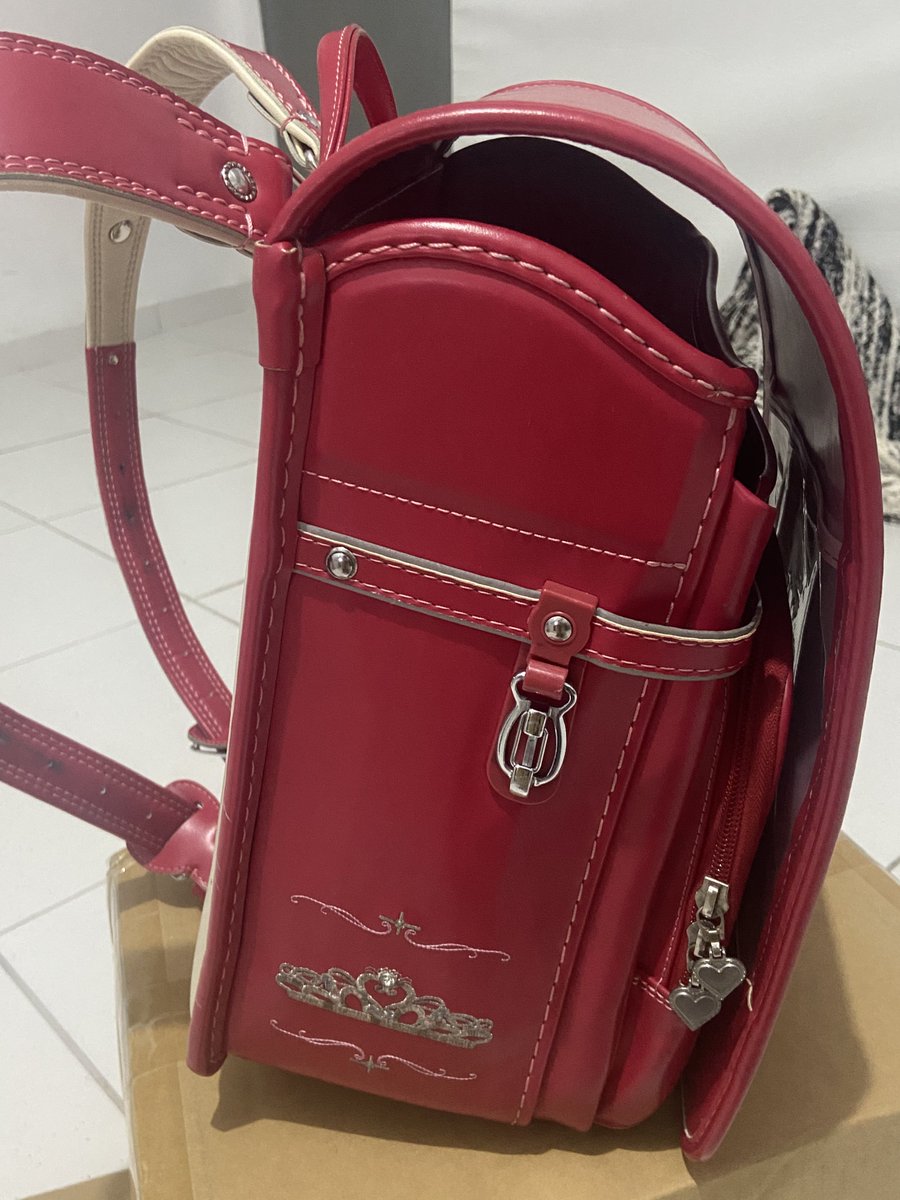 SenkoMoon's tweet photo. Chegou minha Randoseru de 35 reais do Japão !! 
 (˵ᵕ̴᷄ ᗜ ᵕ̴᷅˵) depois vou fazer um vídeo mostrando ela https://t.co/hwEVTmunqI