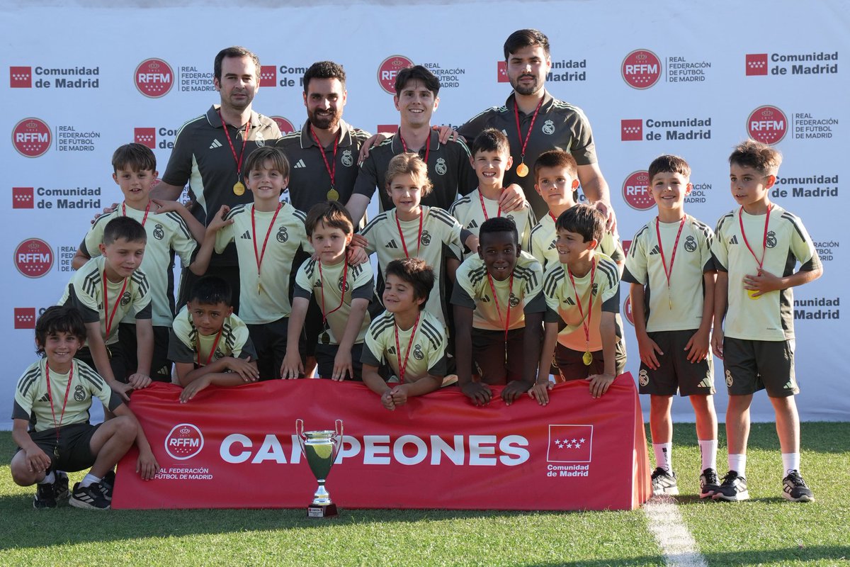TCampeonesRFFM's tweet photo. 🔜 Torneo de Campeones PRIMERA BENJAMÍN y AUTONÓMICA PREBENJAMÍN FÚTBOL 7️⃣ @RFFM_oficial

📸 Jornada de tarde 👇🏻

6️⃣ Campeones Benjamines y 8️⃣ Campeones Prebenjamines han recibido sus medallas 🥇 y trofeos en Cotorruelo 🏟️!

#TorneoCampeonesRFFM https://t.co/kfi0cAjWzr
