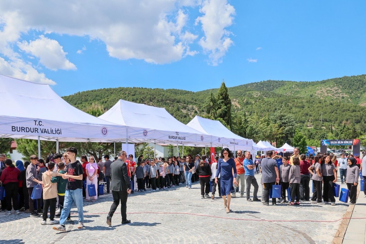 dalgarh's tweet photo. SALDA’DAN MARS’A: BİLİMİN İZİNDE BİR YOLCULUK

Salda Gölü’nün eşsiz atmosferinde, “Salda’dan Mars’a: Yaşamın İzini Sürmek” temasıyla düzenlenen Salda Bilim Günleri’nde gençlerimiz, bilim insanlarımız ve akademisyenlerimizle bir araya geldik.

Doğal güzelliği, jeolojik yapısı ve Mars’taki Jezero Krateri ile kurulan bilimsel benzerliğiyle dünya ölçeğinde özel bir değere sahip olan Salda’nın; uzay bilimlerinden çevre araştırmalarına, teknolojiden doğa bilimlerine uzanan çok yönlü bir araştırma alanı olarak daha güçlü biçimde tanınmasını önemsiyoruz.

Üniversitemiz bünyesinde kurulan Salda Bilim Merkezi’nin de bu vizyona kalıcı katkılar sunacağına; öğrencilerimiz, genç araştırmacılarımız ve akademisyenlerimiz için yeni bir üretim ve keşif alanı oluşturacağına inanıyorum.

Bu anlamlı organizasyona destek veren Sanayi ve Teknoloji Bakanlığımıza, Valiliğimize, paydaş kurumlarımıza, akademisyenlerimize ve emeği geçen herkese teşekkür ediyorum.

 Salda’dan Mars’a uzanan bu bilim yolculuğunda Burdur’un araştırma, eğitim ve bilim vizyonunu küresel ölçekte birlikte büyütmeye devam edeceğiz.