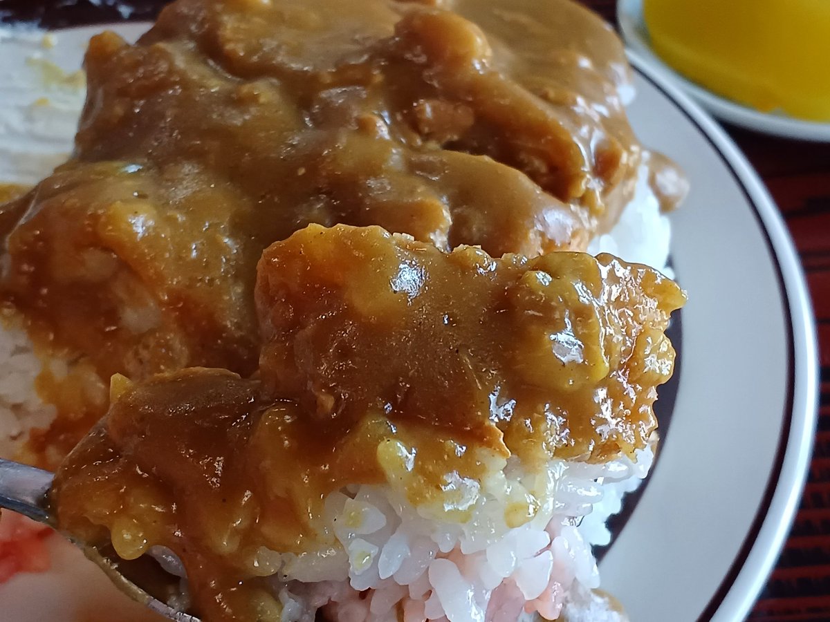 Narcyjiro2's tweet photo. まるいし食堂(秋田 横手)でカツカレー700円を。
創業65年超の老舗食堂です。
揚げたてのロースカツがマイルドでもったりとしたカレーと相性抜群でスプーンが止まらない旨さです。
サラダも添えられて全体量も見ての通りで700円は驚きの価格設定。
地元の方に愛されている理由が分かりました。
満足！ https://t.co/JBUi7Yuix2