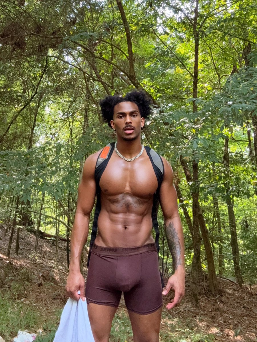 JuanyellorJuan's tweet photo. City boy, but I love nature 🪵💪🏾 https://t.co/a3zYAhhiRB