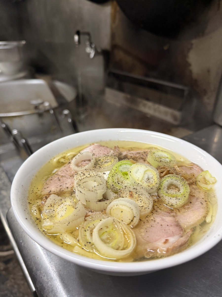 kuwabara_sio's tweet photo. 池袋ホワイト。
販売開始してから1万食超えました。
食べて頂いた方、リピートしてくれて居る皆様
本当にありがとうございます。
私的には何年後、何十年後かに
富山ブラックみたいに地域に根付く人気商品になっていければ良いなーと思っています。
それまで潰れないで頑張ります。
つぶあん。 https://t.co/1POfSjexKA