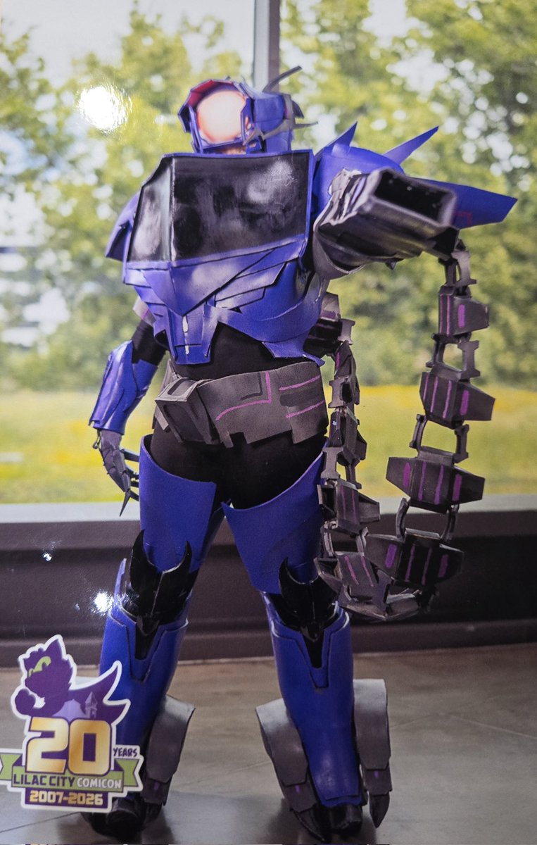 BirdsB4Hoes's tweet photo. Had an absolute blast at lilac city comicon!
Spent the last...forever building this bad boy.
#transformersprime #maccadam
#transformerscosplay https://t.co/VB3fkS7Vyh
