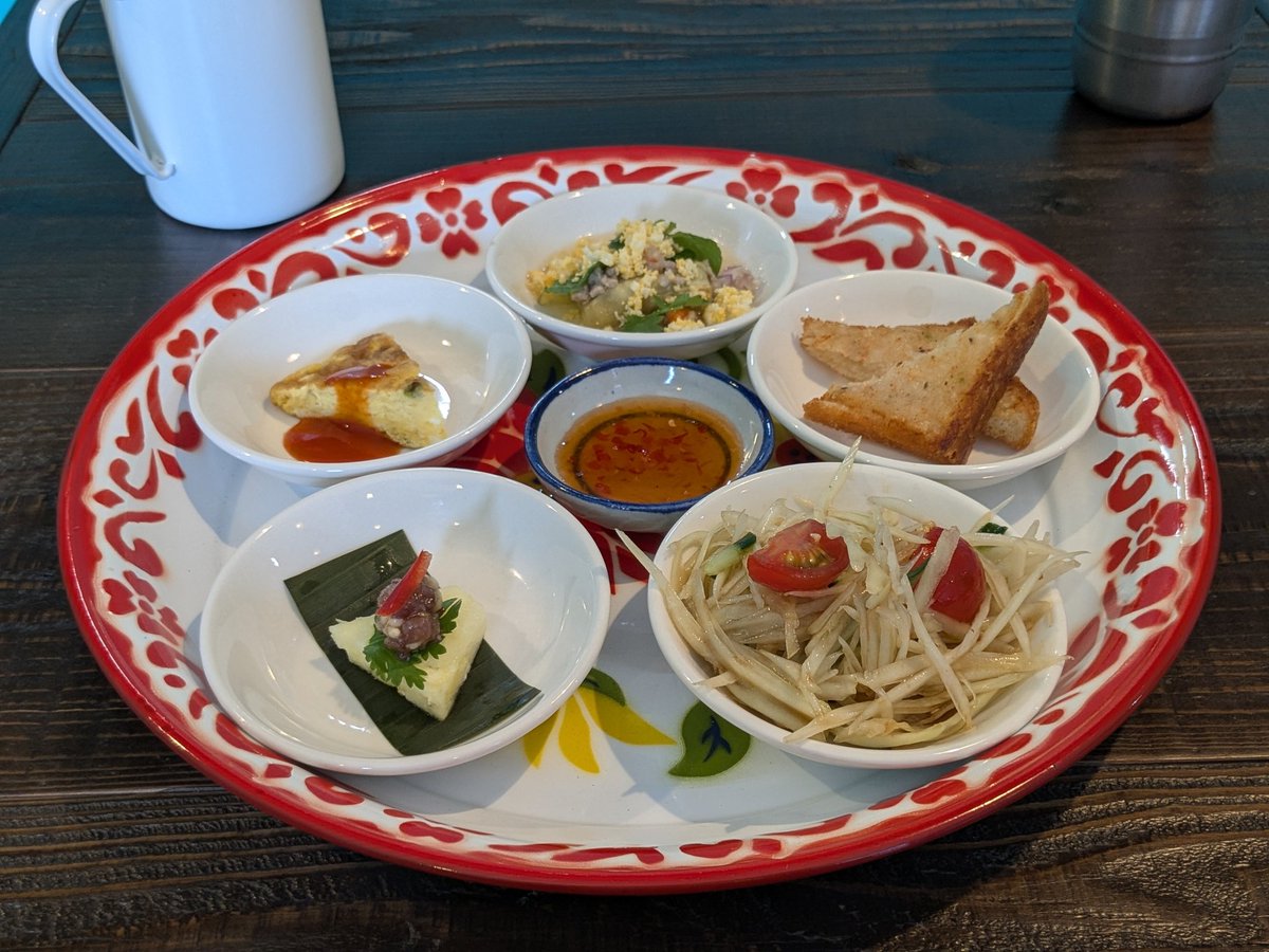 bainbax2's tweet photo. プーニムパッポンカリー
+Lunch Set
Thai kitchen na＠愛知県稲沢市
---
最近ハマっているプーニムパッポンカリー🇹🇭
優しい辛さでタマゴとココナッツミルクのマイルドさが際立ち美味🦀家で作るには特殊な調味料いるのかな…🤔
ランチセットの前菜は品数豊富で良き🙆
ご馳走さまでした🙏 https://t.co/Uu4AX7phRj