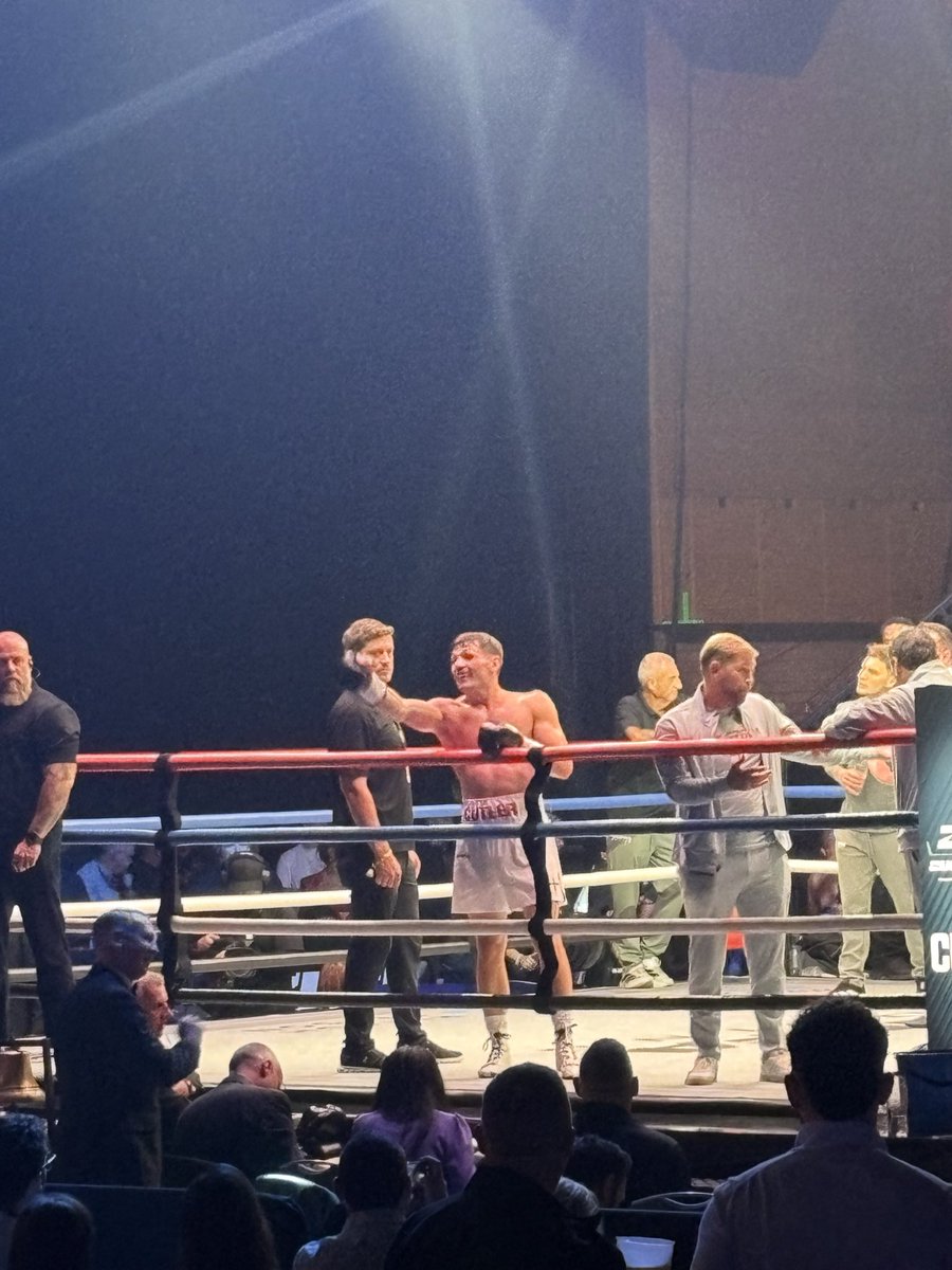 Daisyb_0620's tweet photo. What a night of boxing!!
The Bournemouth boys got the job done.
Congrats Chris and Lee 🥊
#afcb https://t.co/z2UlIN1uvV