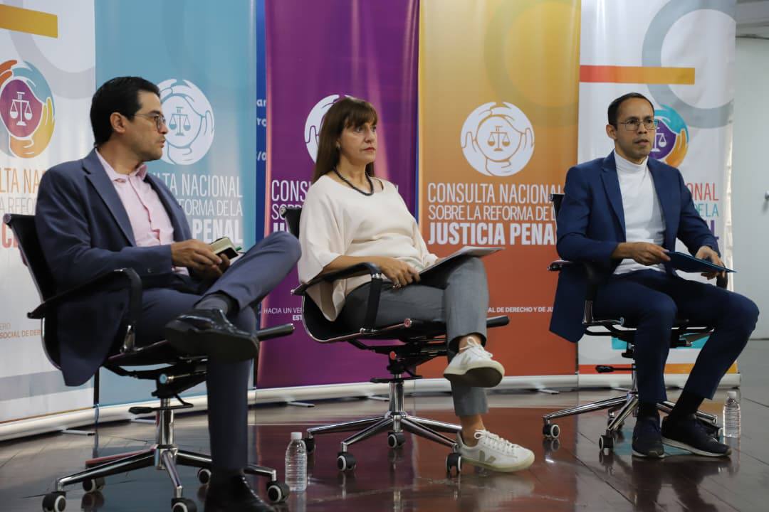 MinpublicoVEN's tweet photo. Profesores y estudiantes de la Universidad Bolivariana de Venezuela (UBV) en Caracas sostuvieron un encuentro este sábado 6 de junio la Consulta Nacional sobre la Reforma del Sistema de Justicia Penal.

Durante la jornada, el vicerrector de Desarrollo Territorial de la UBV, Silio Sánchez, expresó su agradecimiento al secretario ejecutivo de la consulta y Fiscal General de la República, Larry Devoe Márquez, por la invitación extendida a dicha casa de altos estudios para ser partícipes de la jornada: “Esta universidad acoge con a estudiantes con diferentes posiciones políticas, y eso creo que enriquece. Además, creo que es el llamado nacional de esta consulta, amplia, abierta; y ese es el espíritu que debe reinar en las mesas de trabajo donde va justamente parte del ejercicio al que se nos convoca, que es la tolerancia, el respeto”.

A su vez, pidió a los estudiantes y académicos que formaron que parte de las mesas de trabajo que “abramos la conciencia, el espíritu y también digo las emociones, a un debate sincero, sensato, como pueblo, más allá de cualquier diferencia sobre cuál es el sistema de justicia penal que necesita nuestro pueblo para que sintamos que realmente podemos confiar en los órganos de administración de justicia y para que sintamos que estamos superando cualquier lógica de injusticia”.

Por su parte, la directora general de Protección de Derechos Humanos del Ministerio Público, María Lucrecia Hernández, consideró que se trata de “una reforma que va a abordar todos los aspectos, no solamente el retardo procesal, las violaciones al debido proceso, sino también la orientación que hoy tiene que tener la justicia y, en lo particular, la justicia penal”.

Según la Funcionaria, otro de los aspectos fundamentales de la consulta será discutir la proporcionalidad de penas en el sistema de justicia venezolano: “Seguimos teniendo un sistema de penas que da respuesta en algún momento a una situación de país, pero el país ha cambiado.

#6jun #Consulta #JusticiaPenal #DerechosHumanos