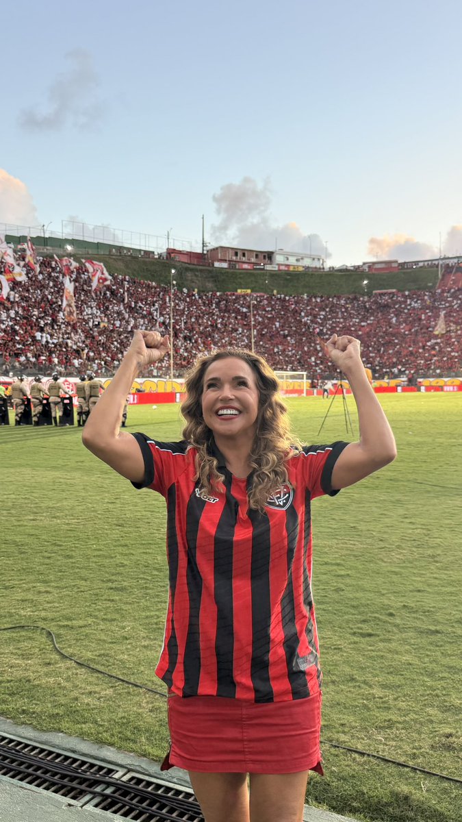 danielamercury's tweet photo. O CANTO DA CIDADE É NOSSO! ❤️🖤 Meu @ecvitoria é Campeão do Nordeste 2026! Te amo, meu leão! 

#DanielaMercury #Vitória https://t.co/K9ADwiQNzZ