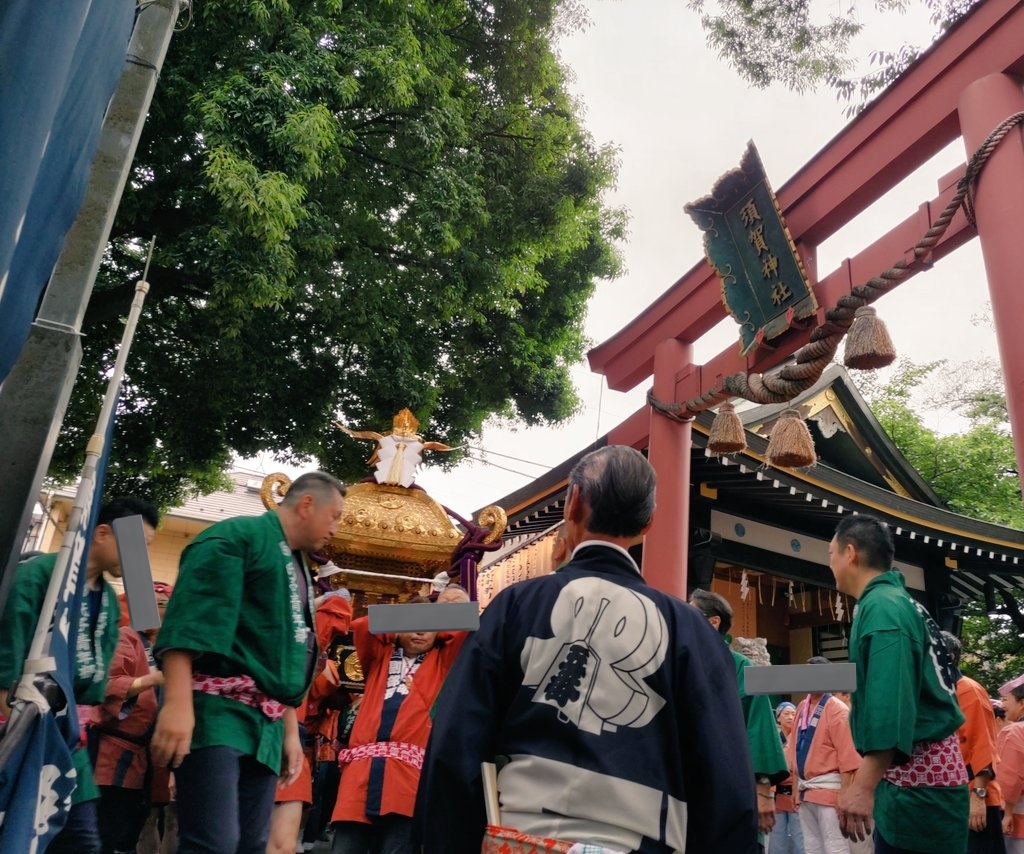 AsMyrte's tweet photo. 四谷 須賀神社例大祭🏮
２年に１度の本社神輿、７時半から神事が執り行われ宮出しとなりました。鳥居をくぐって女坂を下り、氏子町会18箇所を巡ります。
男坂は君の名は。の階段。今も写真を撮りに訪れる人が絶えません。是非お参りもなさってくださいね。
#謝楽祭と被った https://t.co/KGNDffzbC0