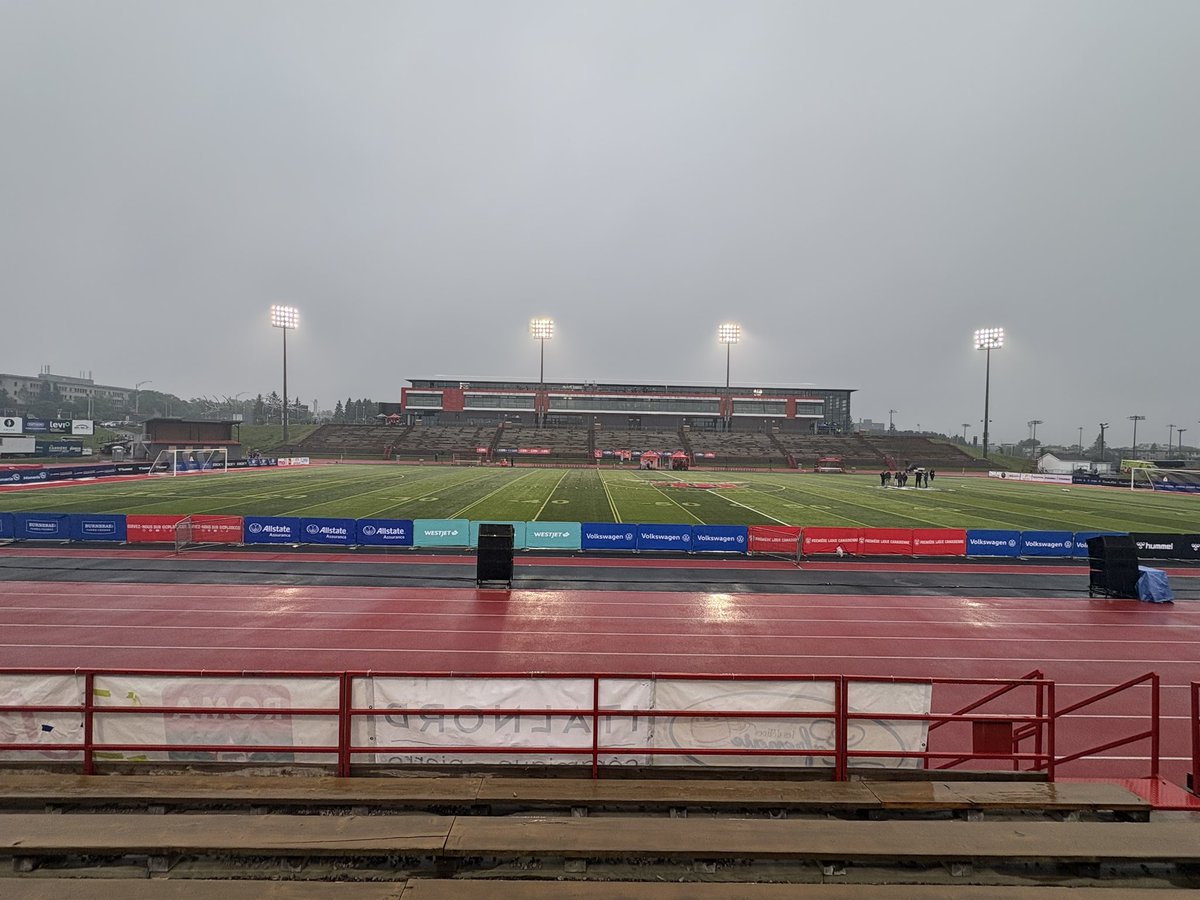 RaphIMFC1996's tweet photo. Un petit samedi, très pluvieux, au stade même si ce n’est pas le Saputo. #CPL #Québec https://t.co/2RuULf6pvI