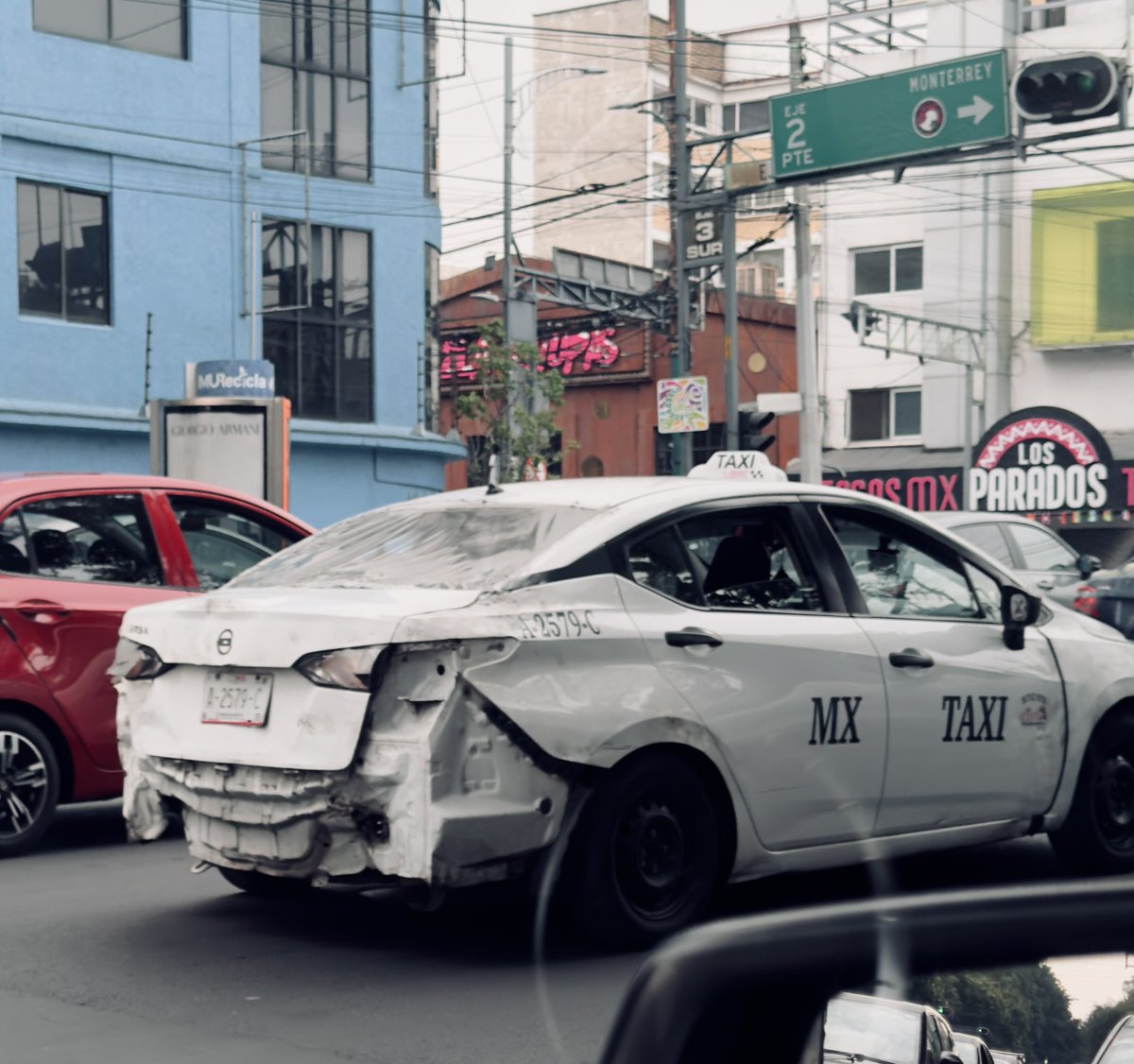 Alex_MG77's tweet photo. Así circula un taxi de servicio público: visiblemente dañado y aun así prestando servicio. Esto no solo exhibe el descuido del operador; también refleja la opacidad y falta de supervisión de la autoridad. ¿Quién revisa estas unidades? ¿Quién permite que sigan poniendo en riesgo a pasajeros y terceros?
@OVIALCDMX @SSC_CDMX @c4jimenez @LaSEMOVI @GobCDMX