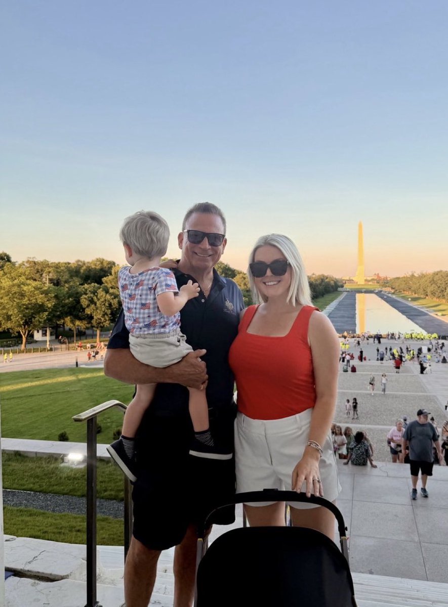 ArmandiPunk's tweet photo. Karoline Leavitt looks absolutely stunning with her newborn baby in front of the Lincoln Memorial Pool

I LOVE THIS ❤️
Follow https://t.co/a1ZKRYt3vP
