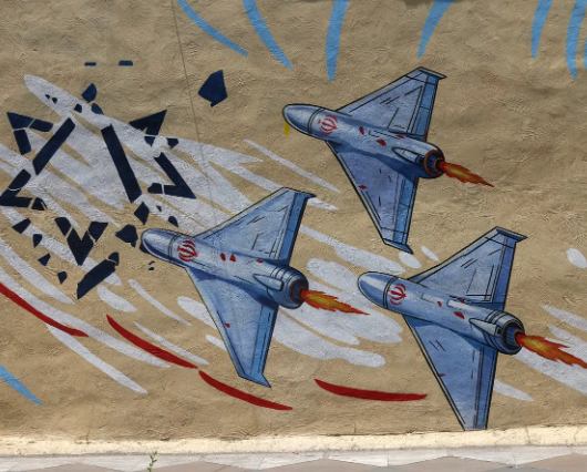 ManolisNG's tweet photo. Χωρίς τέλος στον ορίζοντα ο πόλεμος ΗΠΑ-Ισραήλ και Ιράν

Υπάρχει διαφορετική αντίληψη μεταξύ δεξαμενών σκέψεων των ΗΠΑ και Ισραηλινών για το κράτος του Ιράν:
· Ο Τραμπ και η κυβέρνηση του πιστεύουν, τουλάχιστον σε βραχυπρόθεσμο χρόνο, ότι η θρησκευτική κυβέρνηση του Ιράν θα χρεοκοπήσει καθώς θα του είναι αδύνατο να διαθέσει στην αγορά το πετρέλαιο του η και ακόμη να το αποθηκεύσει, καθώς αποτελεί την κύρια πηγή εισοδήματος του.
· Οι Ισραηλινοί πιστεύουν ότι το ποιο άμεσο ζήτημα στον τρέχοντα πόλεμο είναι η εξάλειψη του εμπλουτισμένου ουρανίου και διαφωνούν με την άποψη των ΗΠΑ ότι η λιμοκτονία της Ιρανικής κυβέρνησης είναι πιθανή.

Ο πολεμάς όμως με το Ιράν θα μπορούσε να αποδειχθεί καθοριστικός παράγοντας στις εκλογές που θα διεξαχθούν το φθινόπωρο στην Αμερική και στο Ισραήλ:
· Για τον Τραμπ η Βουλή των Αντιπρόσωπων και ίσως και η Γερουσία να χαθούν εάν οι τιμές της βενζίνης και το κόστος των τροφίμων παραμείνουν υψηλά.
· Για τον Νετανιαχου όμως η μη συμφωνία και η άρνηση του Ιράν να μην εγκαταλείψει τον εμπλουτισμό ουρανίου, ίσως του επιτρέψει να παραμείνει στην πρωθυπουργία.