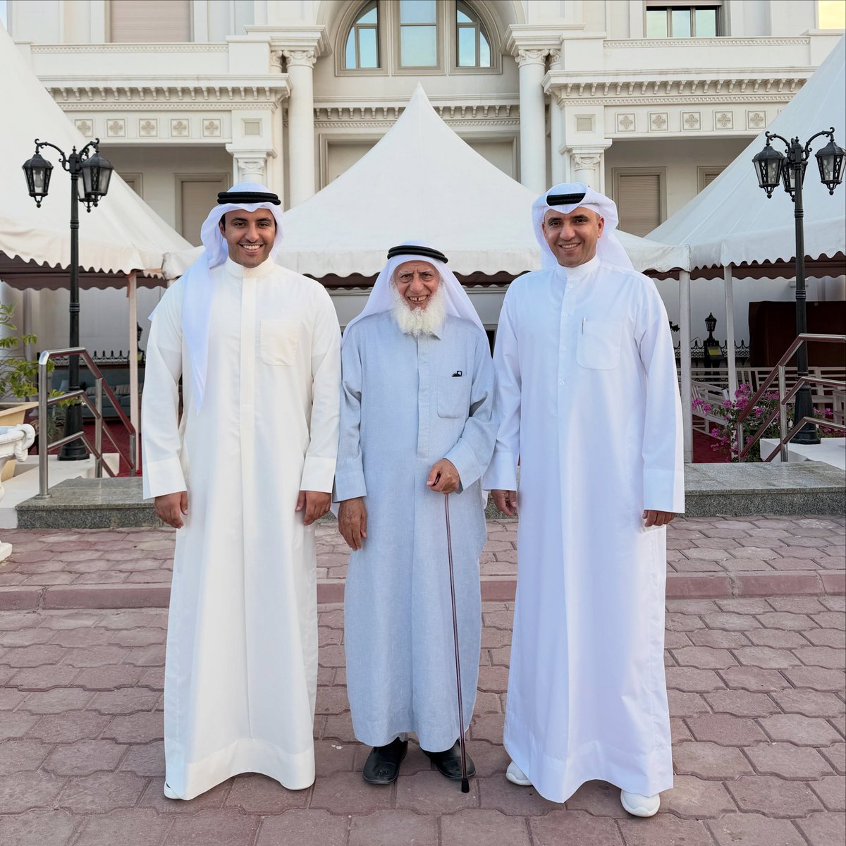 m_alsafran's tweet photo. أستاذ علم الجيولوجيا الدكتور الشيخ / إبراهيم الرفاعي ماشاء الله تبارك الرحمن ..ما أحوجنا الى مثل هالشيخ في زمننا هذا . اللهم بارك له وعسى ربي يحفظك ويطول بعمرك ويقويك يا شيخنا الغالي … 🕊️
#ابراهيم_الرفاعي #الكويت #الكويتkuwait #kuwait #kuwaitphoto https://t.co/ZOsIu2Qq82