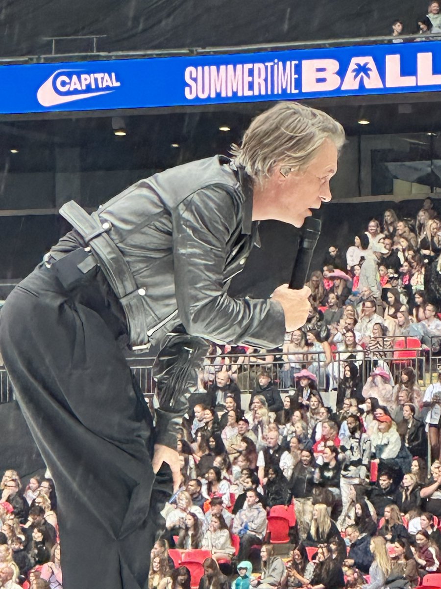 michellefarhall's tweet photo. @GaryBarlow @takethat 
A very wet Wembley but so worth it ♥️ #capitalsummertimeball https://t.co/IhnesFTbr9