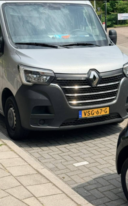 OpaHenk62's tweet photo. Maak deze man beroemd. Gisteren heeft deze klootzak bij een Oma van 95 haar sieraden meegenomen. Hij rijdt in een Grijze Renault bestelbus: VSG-67-G.

Ken je deze klootzak.... Welk bedrijf is dit...??
De politie heeft het blijkbaar te druk om mannetjes zoals HIJ aan te pakken!! https://t.co/fCnBCuL6YI