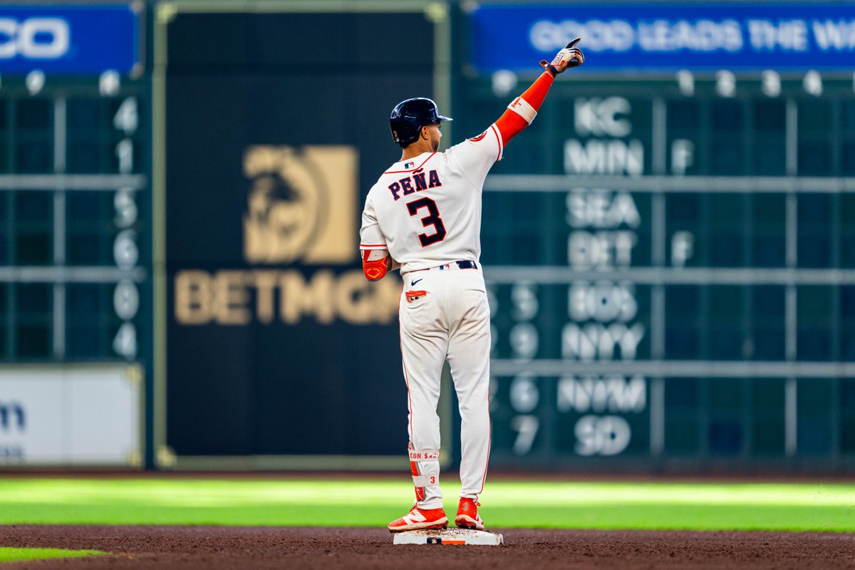 astros's tweet photo. Lots of action in the 5th!

#ChaseTheFight https://t.co/LtL1zjYm3f