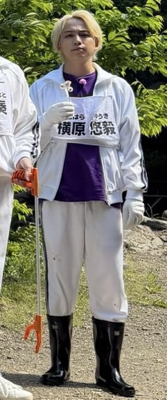 _ji_tan's tweet photo. 長靴と軍手で装備したわりにすぐそばにあるお花摘んだだけでズボンの右脚のところ汚しちゃっててかわいいね横原くん

#アイでき https://t.co/nnWUtXheqq
