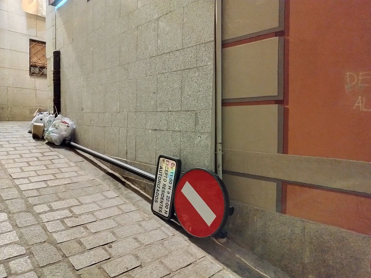 hilarcon's tweet photo. #Toledo #CascoHistórico #Vecineando 
Estampas urbanas...
Real Vandalismo 1, Atlético Señalización 0. 
Callejón Dos Codos. https://t.co/vGt7L8qZZ8