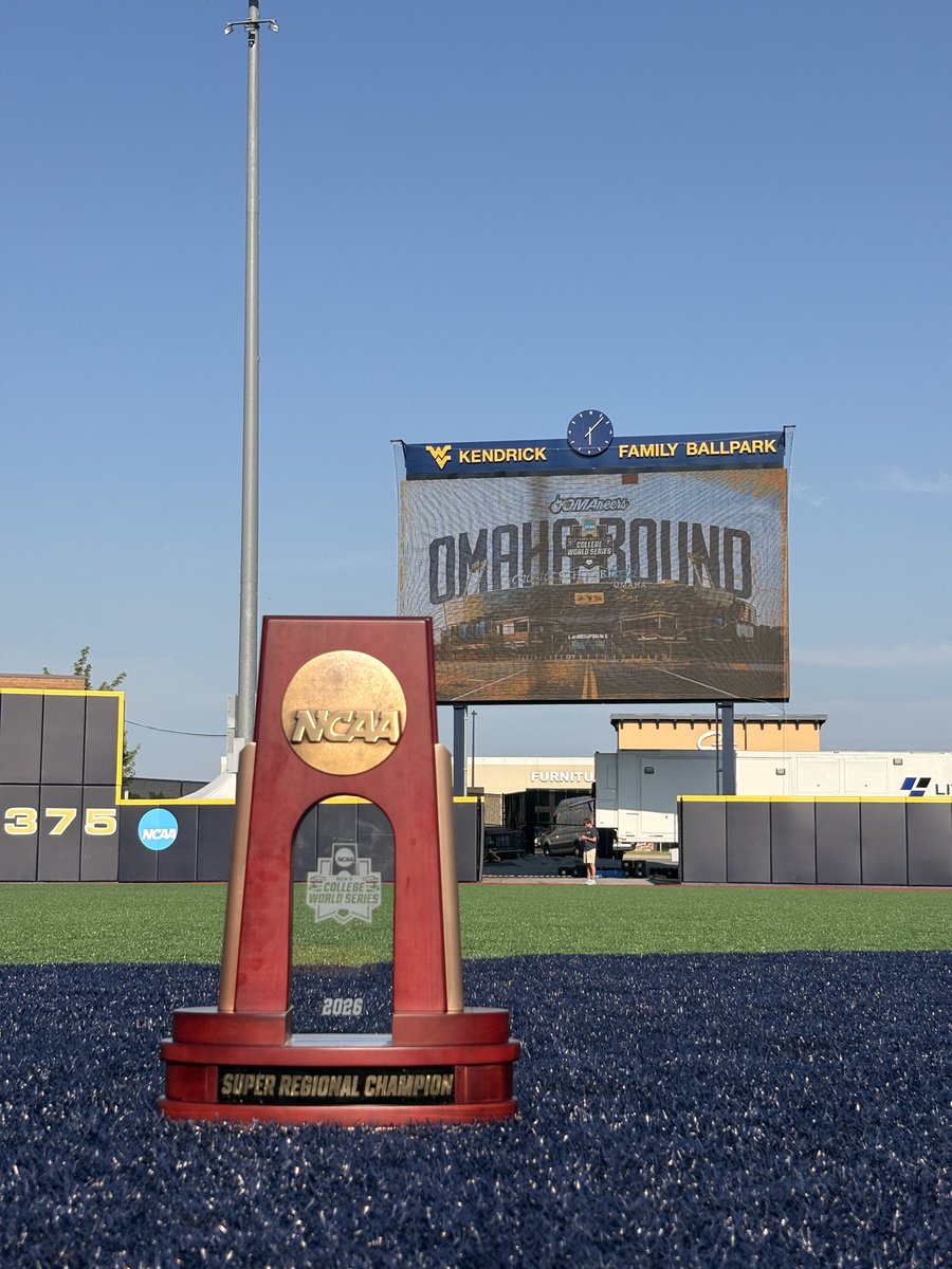 reeseowensmedia's tweet photo. Let’s Go. #HailWV https://t.co/spN9P2eKce