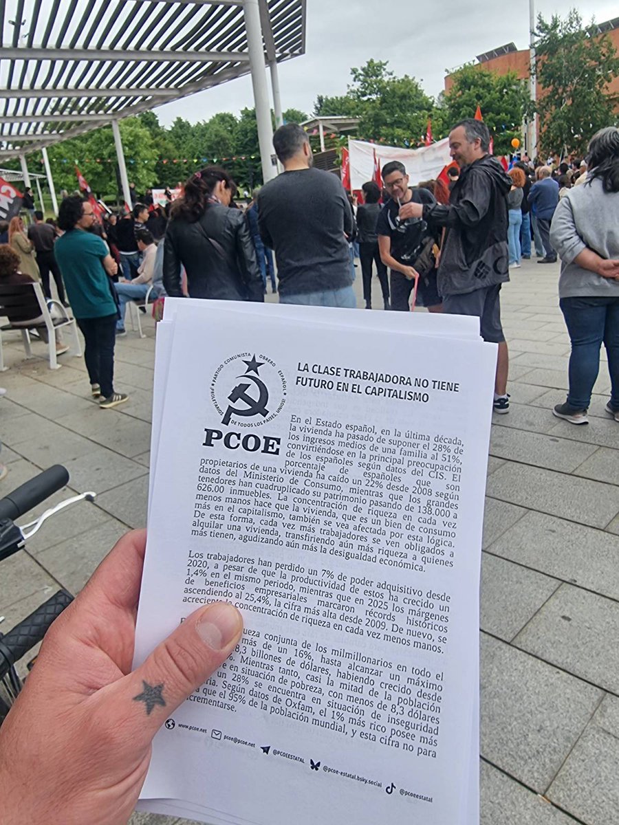 PCOE_estatal's tweet photo. 📣 AGITACIÓN Y PROPAGANDA 📣

Octavillas repartidas en la manifestación convocada por el sindicato de inquilinos en Xixón. https://t.co/xIXn9i10OY