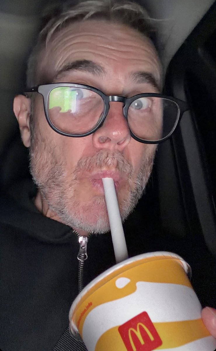 Michell37539913's tweet photo. Love it @GaryBarlow 😂🤩 Enjoy 👌 https://t.co/nhQvbtrq5E