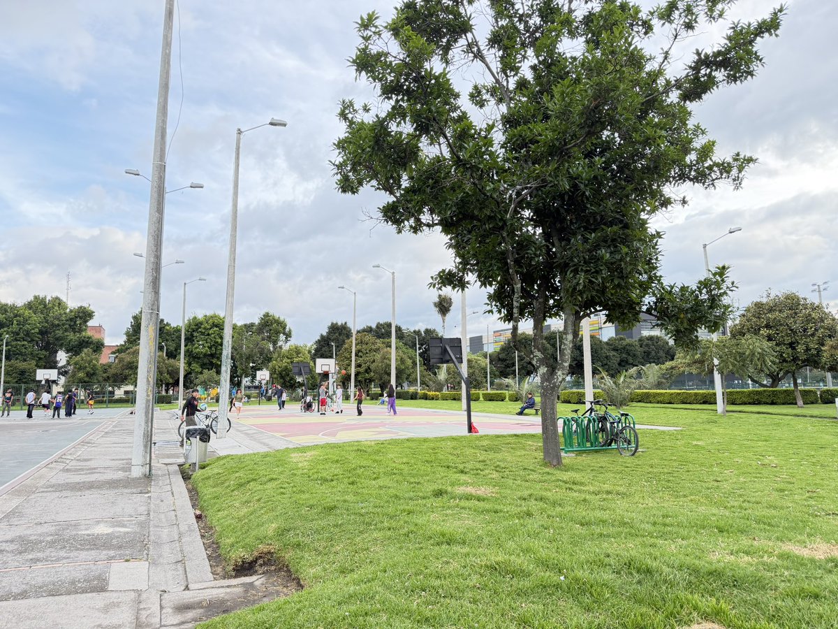 andrecaro88's tweet photo. Los parques urbanos son, sin duda, uno de los grandes patrimonios de una ciudad 🤩

📍Parque San Andrés, Engativá https://t.co/V0Gy0uRq3m