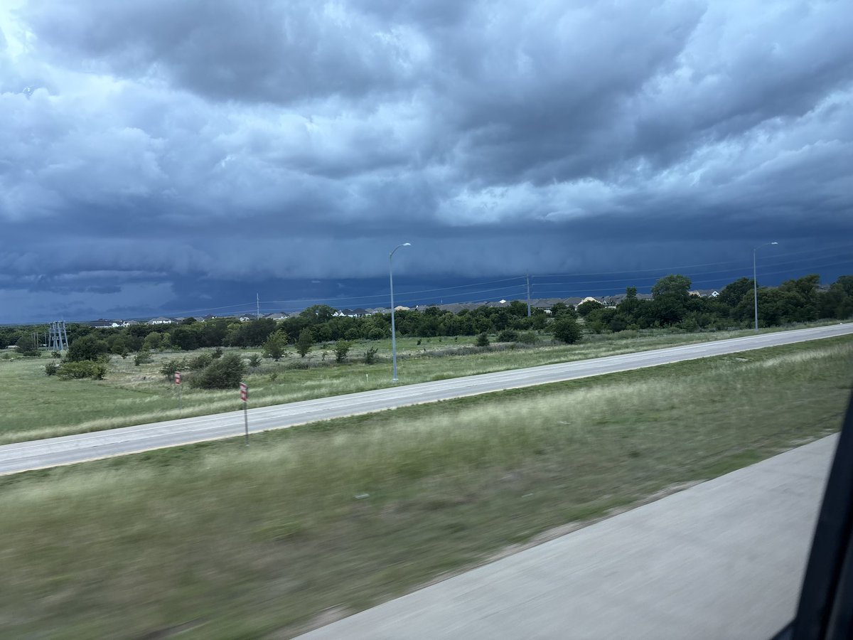 Matthewtxwx's tweet photo. Cool structure! #txwx #dfwwx @NWSFortWorth https://t.co/6pMvLPgD0R