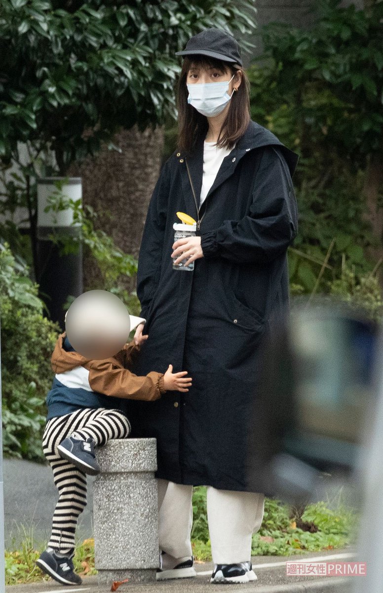medisarasu's tweet photo. 【実話】
日本の至宝、佐々木希。
警備員にガチで入場を拒否されました。

■ 悲劇の勘違い
誰もが知る圧倒的なトップ女優。
しかし、ある会場の入り口で、
警備員から「部外者は立ち入り禁止」と
本気で制止されてしまった。

■ 驚異の「隠密」スキル
彼女には特異な才能があります。
それは「オーラを完全に消す」こと。
写真はプライベートで息子と過ごす姿。
変装なしでも、ただの「お母さん」として
街の風景に完璧に溶け込んでいます。

■ プロのON／OFF
ひとたびカメラの前に立てば、
一瞬で全人類を魅了する「女神」へ。
しかし私生活では気配をゼロにする。
この次元の違う使い分けに、
世界中から驚きの声が上がっています。

■ ポイント
・認知度100%でも「0%」になれる才能
・警備員すら欺く圧倒的な擬態力
・トップスターが見せる究極の庶民感

美しすぎるからこそ、消した時の落差がエグい。
もし隣に座っていても、気づける自信ありますか？

この「オーラ操作」が凄すぎると思ったら保存。