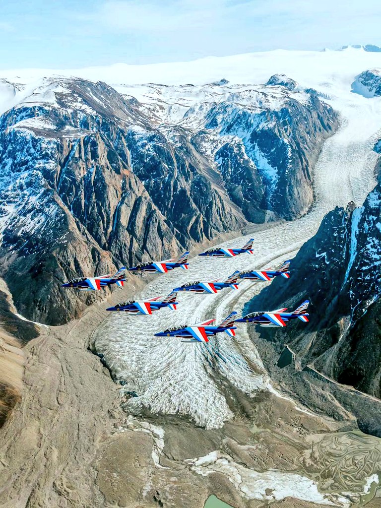 CerfiaFR's tweet photo. 🇬🇱🇫🇷🇺🇸✈️ EN IMAGES | La Patrouille de France survole le Groenland lors d'un vol vers les États-Unis afin de participer aux célébrations du 250e anniversaire du pays. Les Alphajet de la formation traversent l’Atlantique Nord par étapes en raison de leur autonomie limitée. https://t.co/s5Cu8bW8kK