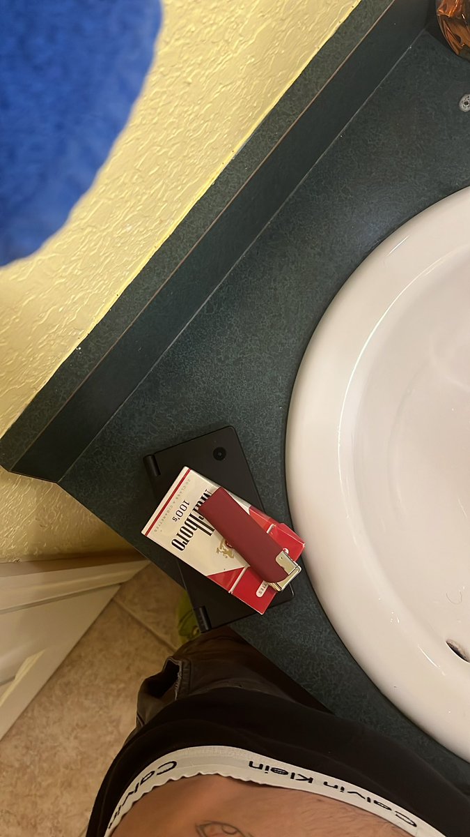 VolatyleNight's tweet photo. Left pocket vs right pocket https://t.co/9rZqh8NQjI