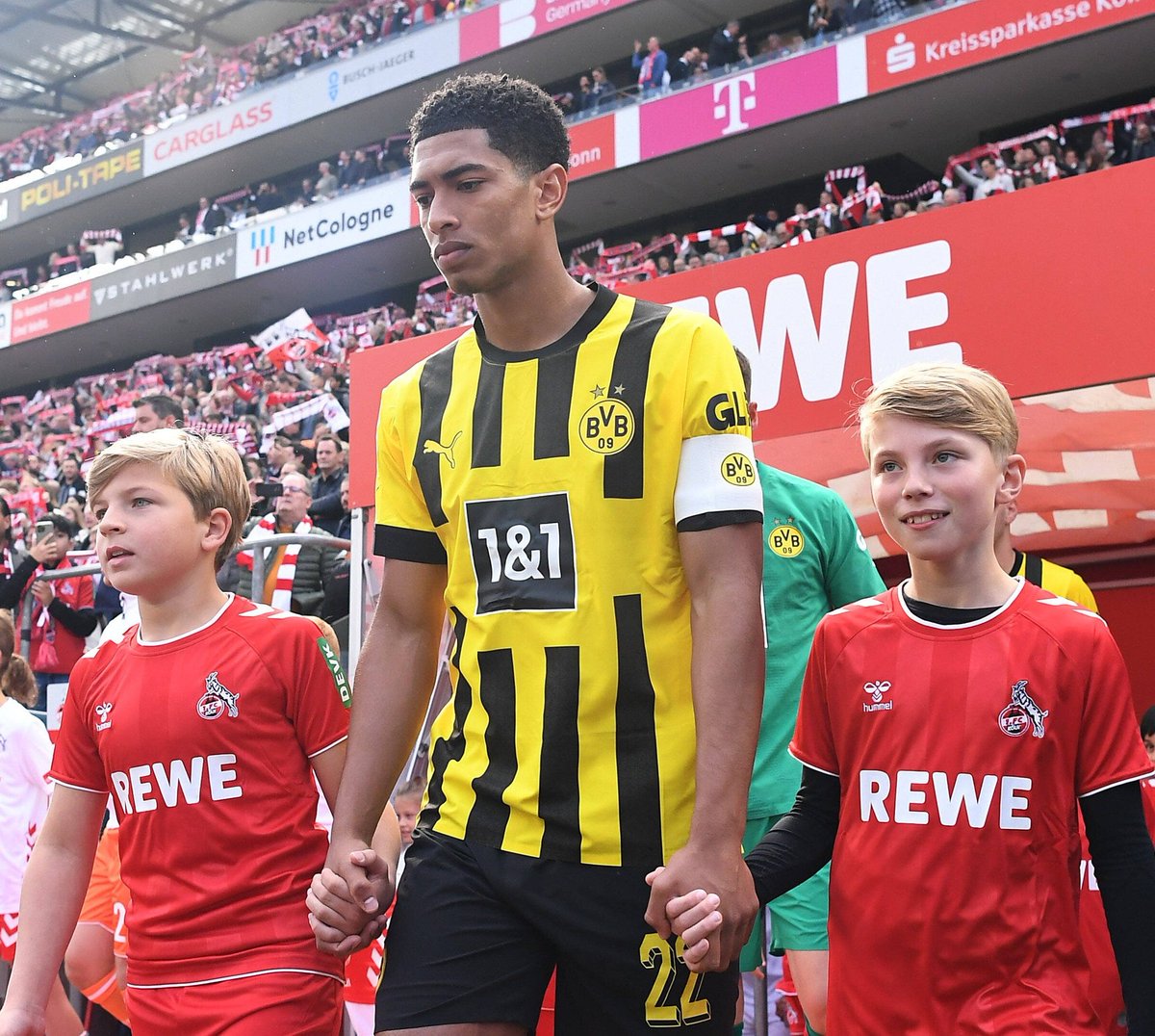 nyrania22's tweet photo. dortmund's                             england's
captain at 19                          captain at 22 https://t.co/cJt9E3iwkw