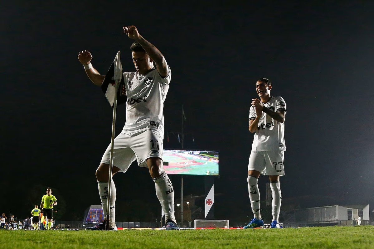 arochaa89's tweet photo. @crvg_opinioes @pibesdebotafogo Brasileiro de pts corridos ? NUNCA teve e nem vai ter. 
Libertadores tu NUNCA viu. Dando golpe então vocês deram quando pegaram Sforza porque tomaram transferban aliás vamos pagar essa semana. E vocês tomaram em jogador que veio disputar luta contra segundona.  15 anos sem título https://t.co/1pAeIQYs2U