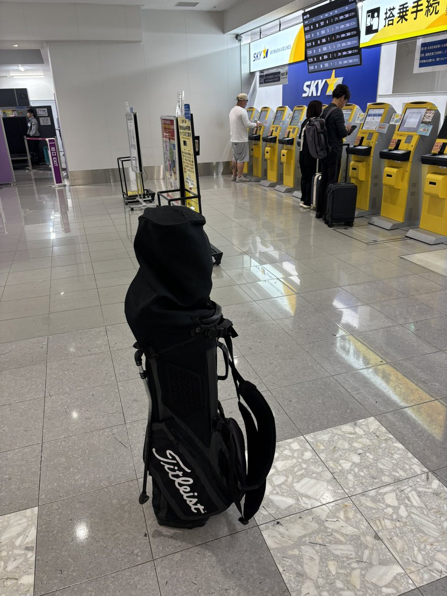 S2000306's tweet photo. 石垣島行くのに荷物ゴルフバックのみの人おる https://t.co/3OayqpdlCc