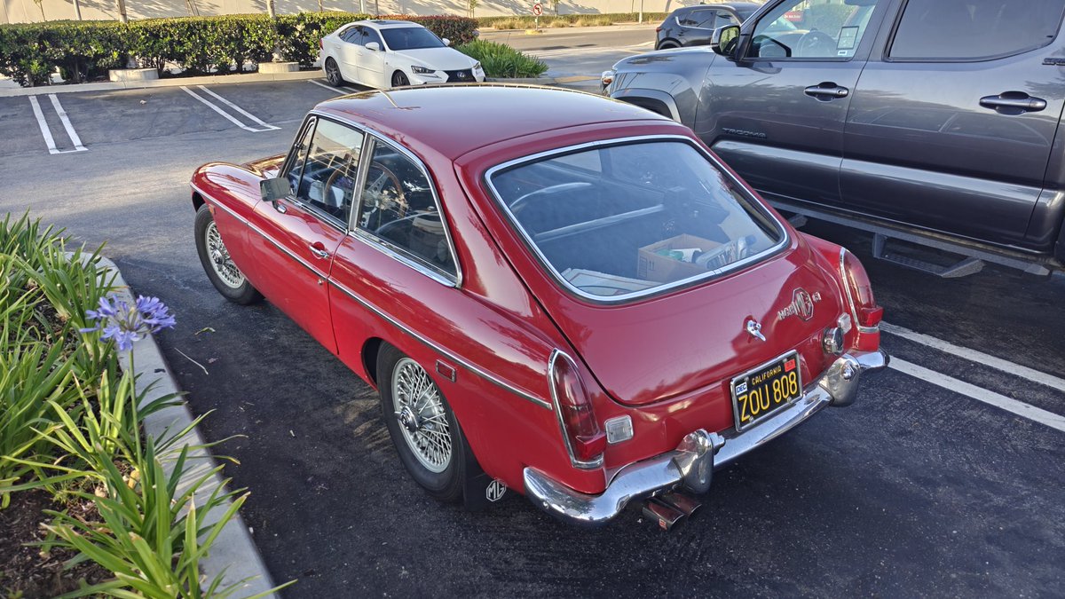 SpringfieldWolf's tweet photo. Respect to the owner of this MGB GT, this gorgeous example made me want one suddenly https://t.co/bXqWd1rIN6