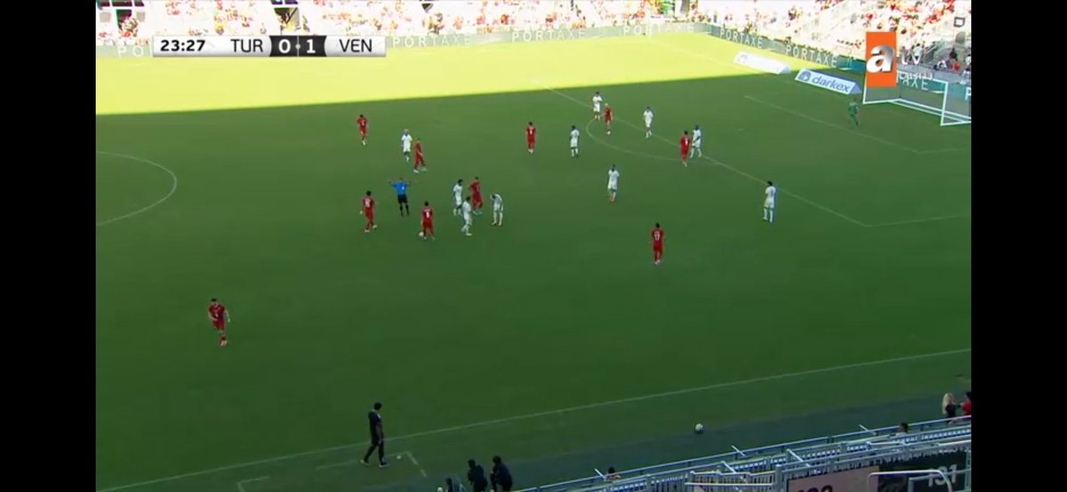 h_u2012's tweet photo. @atvcomtr kime anlatır gibi anlatayım bilemedim. Bakın bu iki kanal (biri sizsiniz zaten bakmayın kimmiş diye) maçı aynı yerden alıp yayınlıyor. Ne hikmetse mesela Arda Gülerin formasına yaklaşınca birinde (sizde) forma numarası okunamıyor. Atv de anca dizi izletin siz. https://t.co/1dCVX3obRO