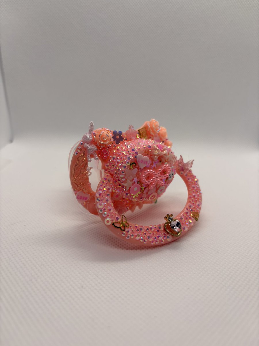 LilComfortsCo's tweet photo. “Junk Journal” paci is now available on our etsy! go to the linktree to find our shop! #ageregression #decopacifier #adultpacifiershop #littlespace https://t.co/KrkzAWym1i