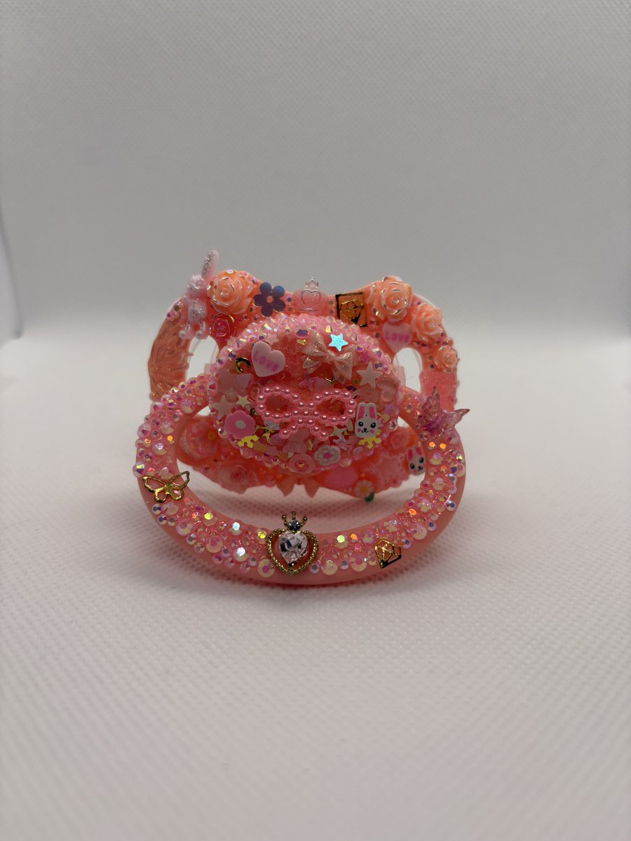 LilComfortsCo's tweet photo. “Junk Journal” paci is now available on our etsy! go to the linktree to find our shop! #ageregression #decopacifier #adultpacifiershop #littlespace https://t.co/KrkzAWym1i