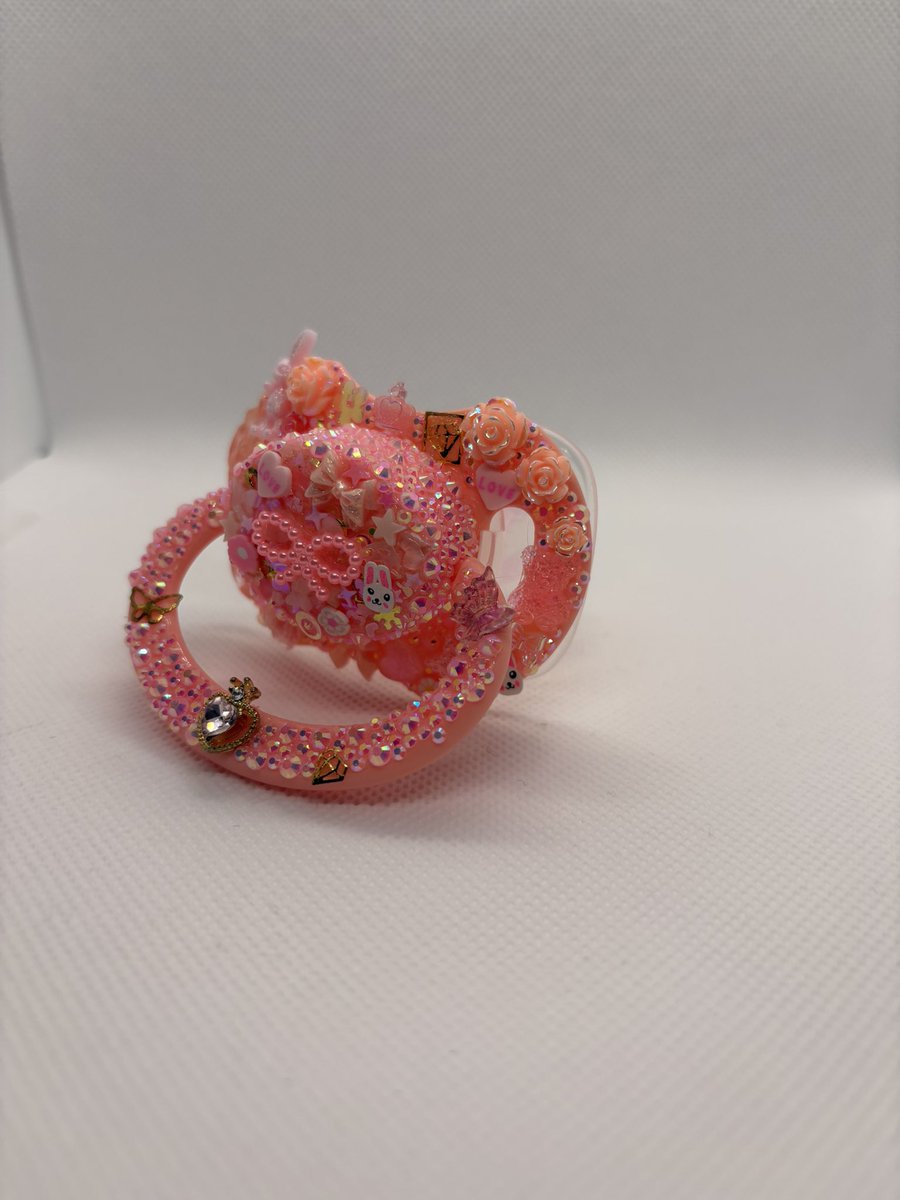 LilComfortsCo's tweet photo. “Junk Journal” paci is now available on our etsy! go to the linktree to find our shop! #ageregression #decopacifier #adultpacifiershop #littlespace https://t.co/KrkzAWym1i