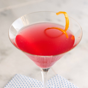 Sean_BevX's tweet photo. Cosmopolitan — Try spending a Saturday night in a club in the 1990s without seeing one of these. See how to make this drink at home, as well as hundreds of other cocktails, at BevX. — https://t.co/QRUhAIuXPs https://t.co/KrPlvjWKcs