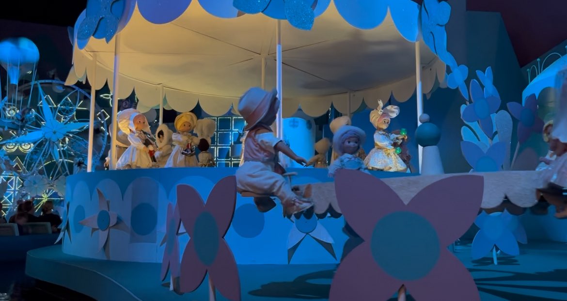 smallworld1966's tweet photo. @korkcosplays It’s not a copy. There is a huge difference and I’ve been on both, I’m huge a it’s a small world fan and I know it’s different. That’s what makes every version it’s a small world unique. Disneyland has a the worlds fair finale and Magic Kingdom has a theme park finale https://t.co/xgDmxYeP16