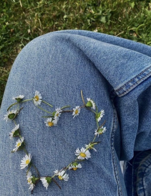 Alice1708s's tweet photo. Wore my heart on my sleeve... or well, my jeans. Flower power! 🪻 https://t.co/5jp4lnNn0U